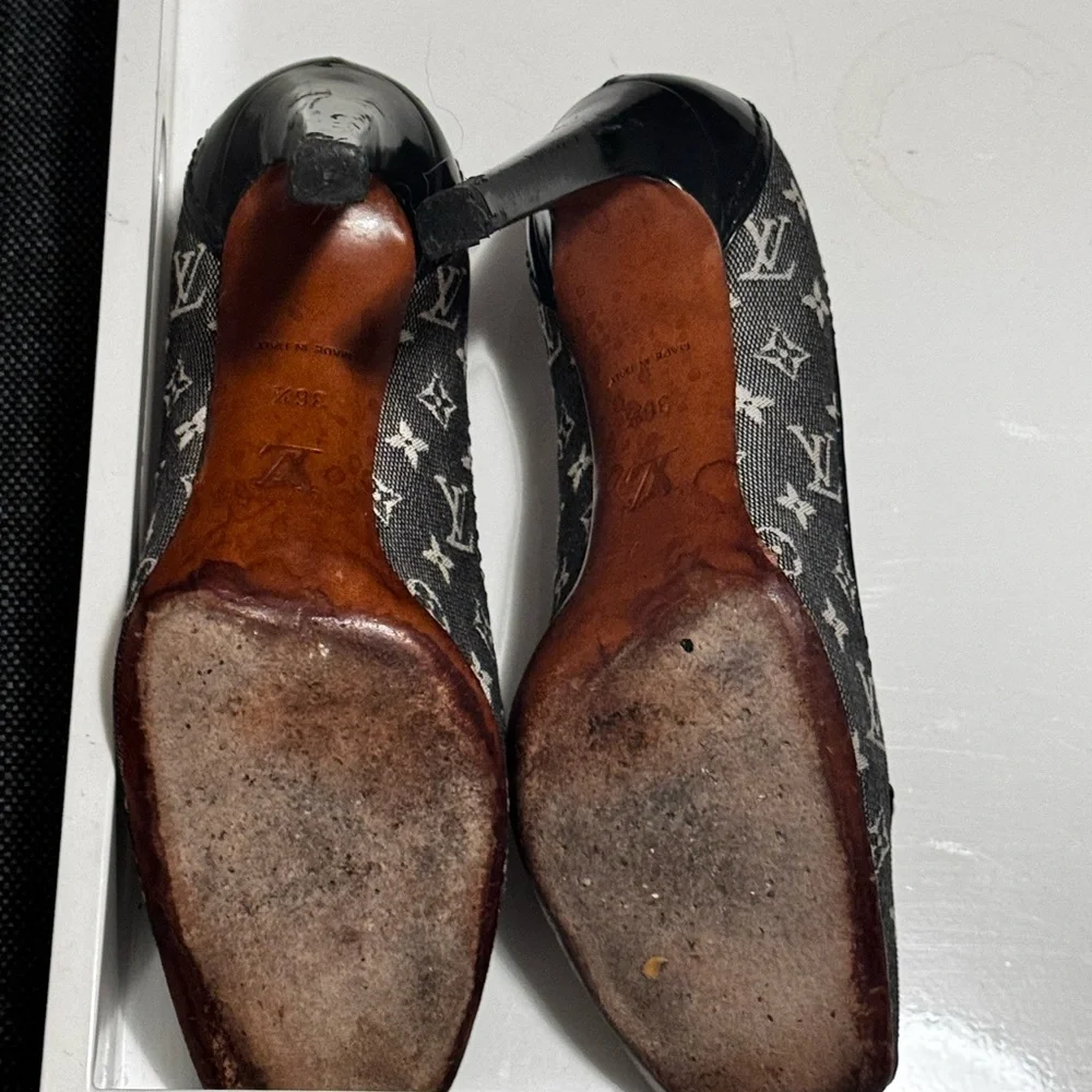 AUTHENTIC Louis Vuitton LV Monogram Chain-Link Accents Pumps